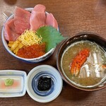 北のグルメ亭 - トロ三色丼ミニ2,830円+かに汁280円※本来はお味噌汁が無料で付いてきますが、有料でかに汁にしてもらいました