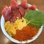 北のグルメ亭 - 赤身三色丼ミニ2,720円 ※本来はお味噌汁が無料で付いてきますが、有料でプラスしてかに汁にしてもらいました