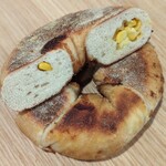 内橋 BREAD SHOP STUDIO - 北海道「とうもろこし」平焼き・焦がし醤油バター（カット）