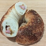 内橋 BREAD SHOP STUDIO - 大山「熟成乾塩ブロックベーコン」feat.レッドチェダーチーズ（カット）