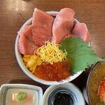 北のグルメ亭 - トロ三色丼ミニ 2,830円※本来はお味噌汁が無料で付いてきますが、有料でかに汁にしてもらいました