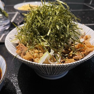 Meat soba with a focus on deliciousness and filling.