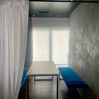 レトロな淡い青いろベンチシートの半個室空間