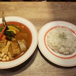 Rojiura Curry SAMURAI． - 豚角煮と野菜（ﾚｷﾞｭﾗｰｽｰﾌﾟ、辛さ4、ﾗｲｽM）（税込1,375円）