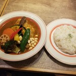 Rojiura Curry SAMURAI． - チキンと野菜（ﾚｷﾞｭﾗｰｽｰﾌﾟ、辛さ3、ﾗｲｽM、ﾁｷﾝやわらぶか煮込み）(税込1,375円)