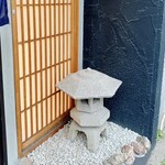 Sanchoku Saba To Aozakana Fushimi Aoi - 入り口の灯籠