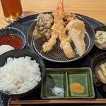 天ぷら なすび - 夜の定食です。塩も、カレー味もよく合います