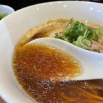 らぁ麺 半七 - あっさりながら深い旨味は鴨、鳥ベースの清湯スープにコクのあるカエシによるもの