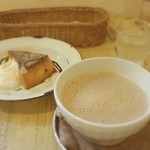 cafe shibaken - cakeは、外したことがありません。内装は、真っ白な漆喰の壁で、ナチュラルフレンチなイメ一ジ。友人の部屋にいる感覚になるので、いつも何時間も長居してしまいます。
            ランチメニューは、普通のカフェ飯。可もなく不可もなく、、、(^_^)/