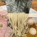 煮干らーめん 紫乱  - パツポキ食感の細ストレート麺との相性も抜群