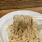 煮干らーめん 紫乱  - 魚粉、ニンニク、刻み玉ねぎにコクのある黒酢。そのままでもさっぱり。残った煮干しスープにつけても美味。