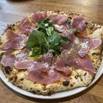 窯焼きピザの店ラ・ビエール - 「ハモンみなかみ」とルッコラのピッツァ