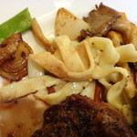 レストラン・ル・シャ・ボテ - ステーキと野菜の下に敷かれていたパスタ