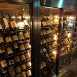 Wine Bar Bonne Place - セラーにはずらっとワインが並んでいます