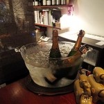 Wine Bar Bonne Place - 泡もグラスで注文できます