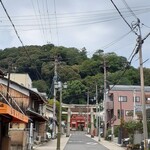 八百与 - 長等神社の鳥居が見えます。