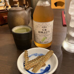 観光荘 松本店 - 骨せんべいと信州ぶどうジュース（ナイアガラ）