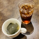 焼肉 宝島 - ワカメスープにウーロン茶