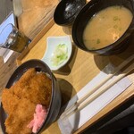 Tarekatsu - タレカツ丼・味噌汁・お漬物付きで920円