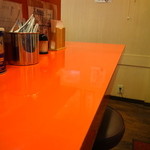 カドヤ食堂 - 一応店内を撮影。赤色のカウンター席は、昔ながらのラーメン屋さんみたいですね。