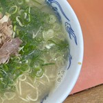 元祖ラーメン長浜家 - ラーメン500円　右　ベタカタネギ多目です！