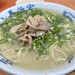 元祖ラーメン長浜家 - ラーメン500円　ベタカタネギ多目です！