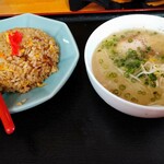 チャイナ DRAGON - 炒飯と塩チャーシュー麺のハーフ。スープは醤油と塩と選べます。