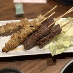 旬彩串揚げ 無我夢中 - 高千穂牛串ととり皮　牛はもちろん皮もカリカリで旨い