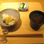 好日 - 秋刀魚の幽庵焼きの土鍋御飯に 味噌汁、香の物。 