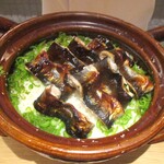 好日 - 土鍋御飯：土鍋の炊き込みご飯に秋刀魚の幽庵焼きと万願寺のみじん切りを載せて混ぜ込み、茶碗によそってから、その上に大根おろしを添えてあります。 美味しい御飯です。