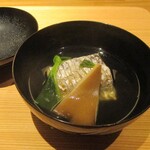 好日 - 椀もの：茄子の煮びたしと太刀魚の白焼きに黒あわび茸と青菜の椀。お出汁は真昆布と鮪節でとられています。