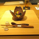 好日 - 先付：蒸し鮑の上には ワカメがのり、土佐酢のジュレがかけられ、彩に金時草，黄菊花が綺麗あしらわれています。