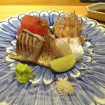 好日 - お造り：インドマグロ、一目鯛、かます（炙り）に茗荷の小口切りと穂紫蘇があしらわれ、山葵・藻塩・カボスで添えられています。