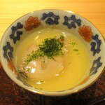 好日 - 茶碗蒸し：大ぶりの蛤が印象的な茶碗蒸しは、とても美味しい蛤のおだしがでています。 ゆり根が使われ、高知県四万十川の青海苔が降ってあります。