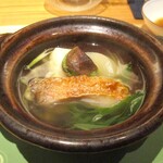 好日 - 鍋物：甘鯛の小鍋には、九条葱、よもぎ麩（生麩）、餅、今市蕪 が使われています。グツグツと音を立てながら提供される様は圧巻ですョ！
