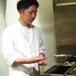 好日 - 太刀魚を焼く大将。（画像掲載の了承済み。）