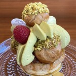 アテスウェイ - ピスタチオとラズベリをーのサントノーレ　すっごく凝ってます。初めてピスタチオを美味しいと思いました。