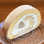 アテスウェイ - 栗のロールケーキ　カステラ部分がフワフワで、生クリームがとにかく美味しい！！