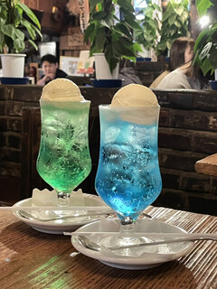 さぼうる - クリームソーダ (7色から緑と青) 各800円