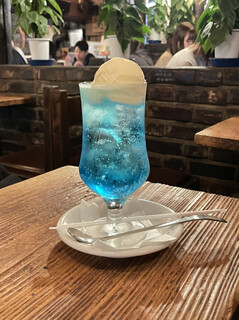 さぼうる - クリームソーダ (7色から青) 800円