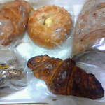 黒米カンパーニュ・オレンジライ・セサミブロード・焼きカレーパン・全粒粉クロワッサン