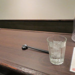 担担麺 胡 - 長屋みたくな店内