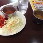 モンティマハル - キムチ、キャベツ、ベジタブルカレー、チキンカレー