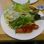 クイーンズベーカリーカフェ - ビュッフェのサラダ、ウィンナー