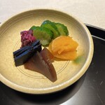 銀座 吉兆 - 小さな黄瀬戸の平鉢に香の物