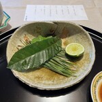 銀座 吉兆 - 栗の葉、菊の葉、松葉。秋の遇らい