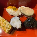 写楽 - 上段左から、ごまふぐ、マダラの卵、下段、鯖寿司風バッテラ、白海老、イカの黒造り