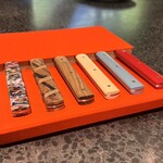 イチリン ハナレ - ◎肉料理の前に好きな柄のナイフを選ぶ。