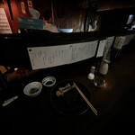 炉端 蝦夷の里 - どうですか、この雰囲気。大将は黙々と焼いてる。温水さんに似てる。一流の男のオーラがある。