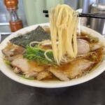 青島食堂 - 弾力のある細い縮れ麺